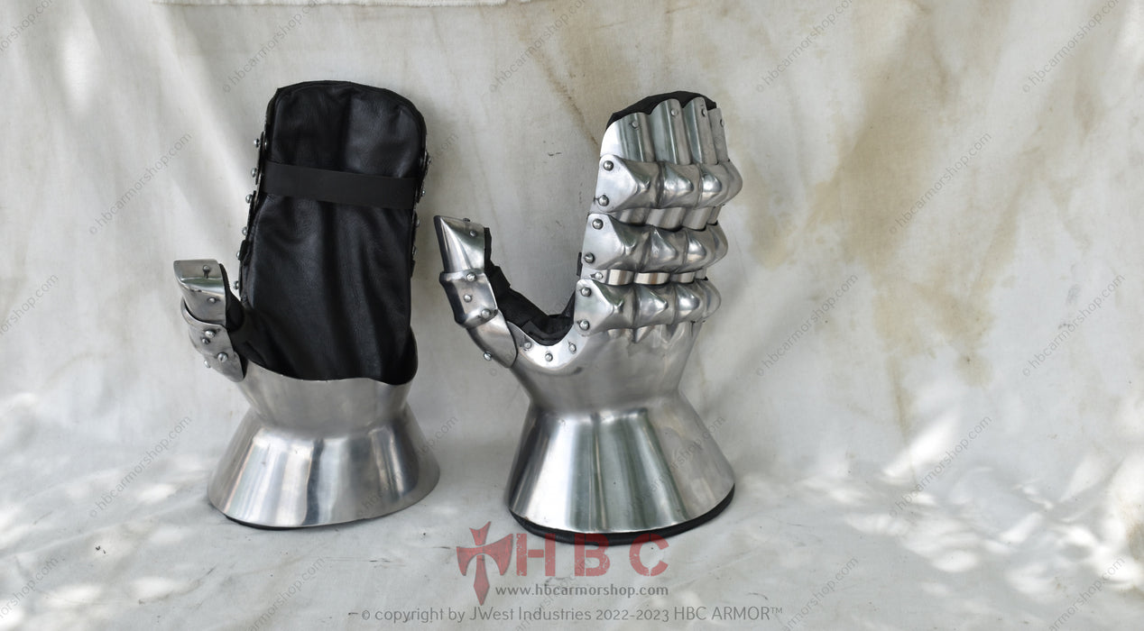  meticulously crafted Buhurt mitten. The gauntlet is made of darkened steel, featuring articulated plates that allow for flexible hand movements. The knuckles and back of the hand are protected by sturdy metal plates.