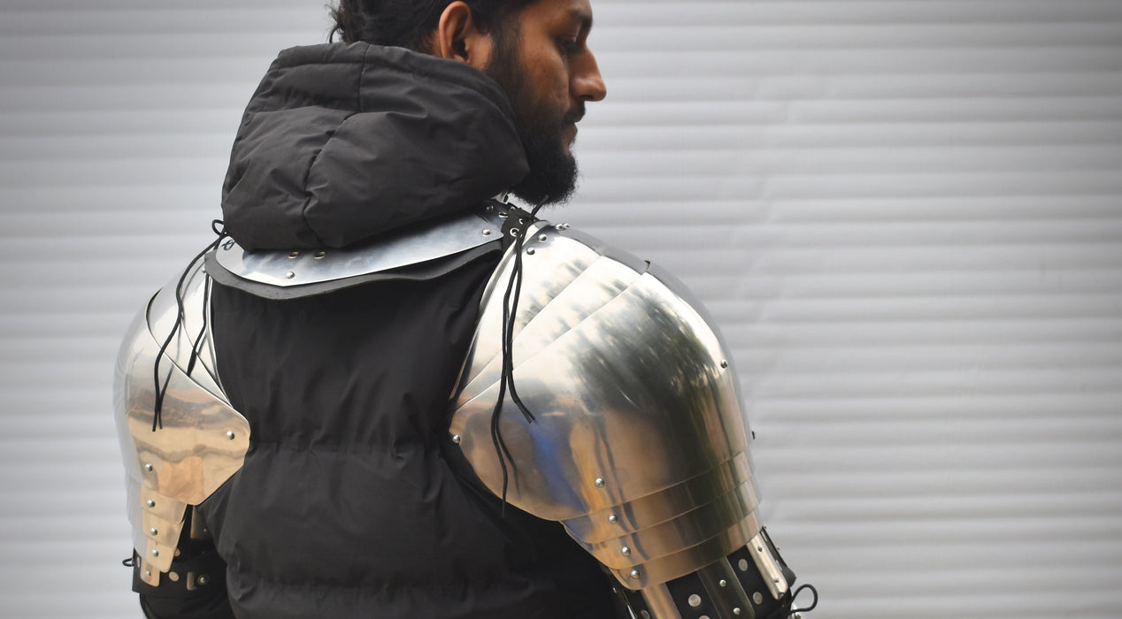 Full-coverage shoulder protection for medieval reenactments