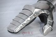 Enclosed thumb protection in medieval combat gauntlet for added safety