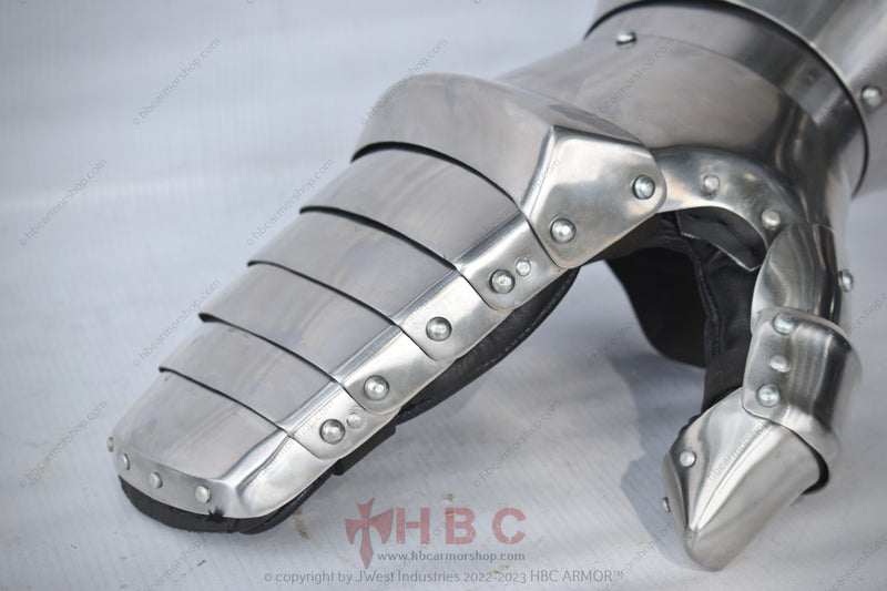 Enclosed thumb protection in medieval combat gauntlet for added safety