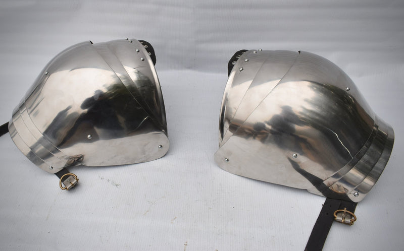 Steel shoulder armor designed for agility and mobility in combat